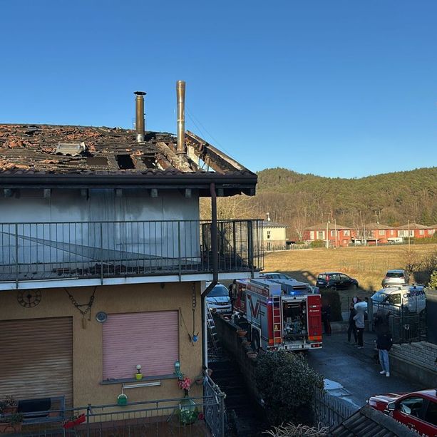 A fuoco una mansarda e un tetto: vigili del fuoco in azione a Sesto Calende