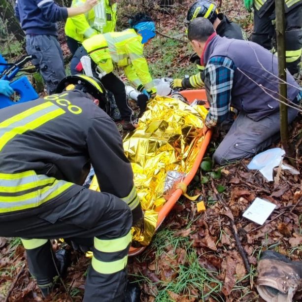 Travolto dall'albero che stava tagliando: volontario ferito gravemente nei boschi di Sumirago