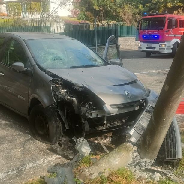 FOTO. Va a sbattere con l'auto contro un palo della luce: ferito a Varese un 55enne