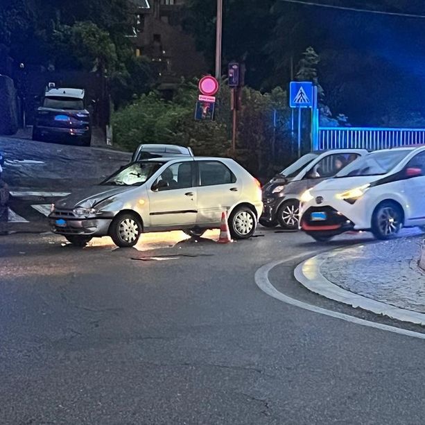 Schianto alla rotonda di viale Europa a Varese, soccorse due persone