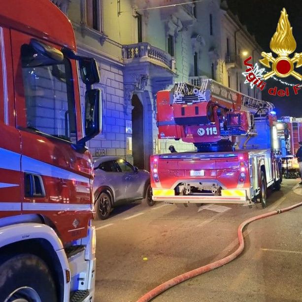 FOTO. Incendio in uno scantinato di un palazzo di via Orrigoni a Varese: evacuate due persone di cui una allettata