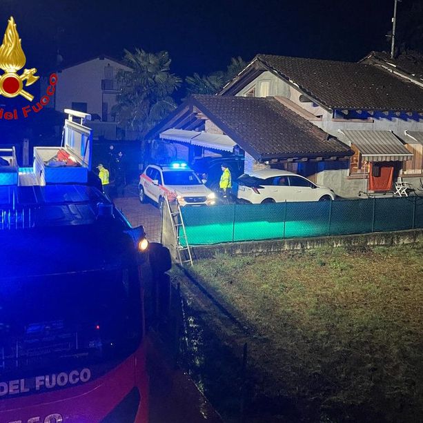Ennesimo tetto in fiamme: vigili del fuoco in azione nella notte a Vergiate