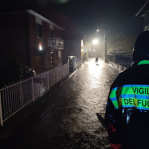 Ancora nubifragi nella notte sul Varesotto: evacuata una famiglia a Cassano Magnago, allagamenti anche nel Gallaratese