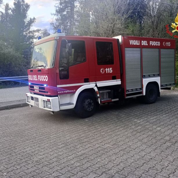 Incendio in un capannone industriale di Saronno, altissima la colonna di fumo