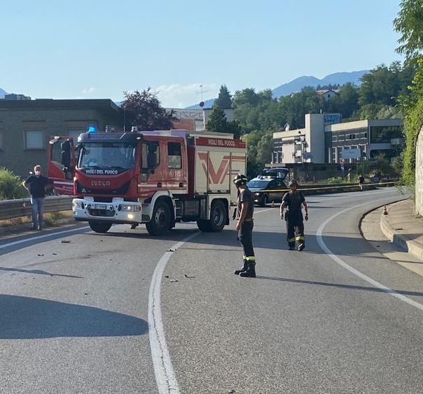 Schianto tra un'auto e una moto in via Peschiera: due feriti, uno è grave