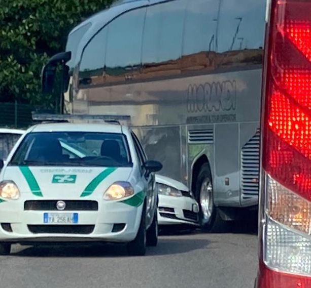 Scontro tra auto in via Monte Generoso a Varese
