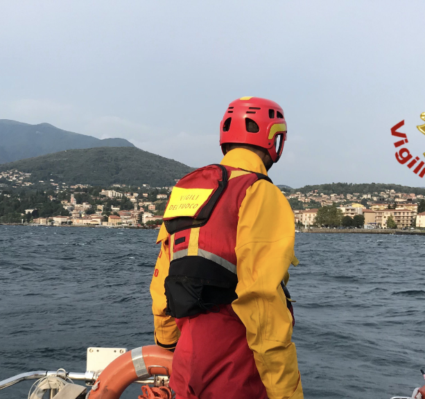 Laveno, due velisti finiscono nelle acque del lago Maggiore: salvati