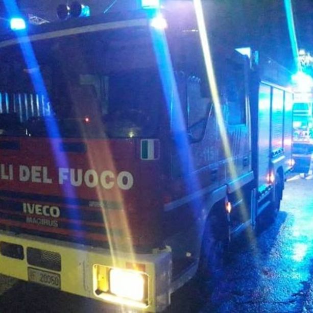 Allarme fuga di gas in via Orrigoni. Strada chiusa e vigili del fuoco al lavoro