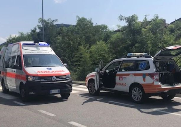 Schianto sui tornanti tra Marchirolo e Ponte Tresa: ferito un motociclista