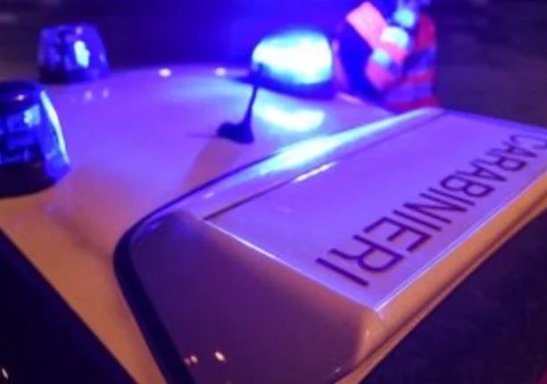 Lite tra vicini di casa: uomo danneggia un’auto con una roncola