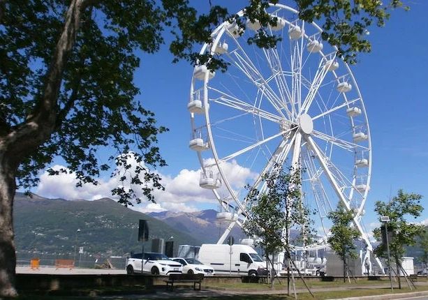 A Luino una ruota panoramica sul Lago Maggiore. Sabato l’inaugurazione