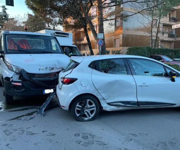 Scappano dal posto di blocco a bordo di un'auto rubata e provocano un incidente