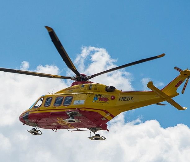 Scontro tra un'auto e una moto a Gallarate, in volo l'elisoccorso: grave un uomo di 59 anni