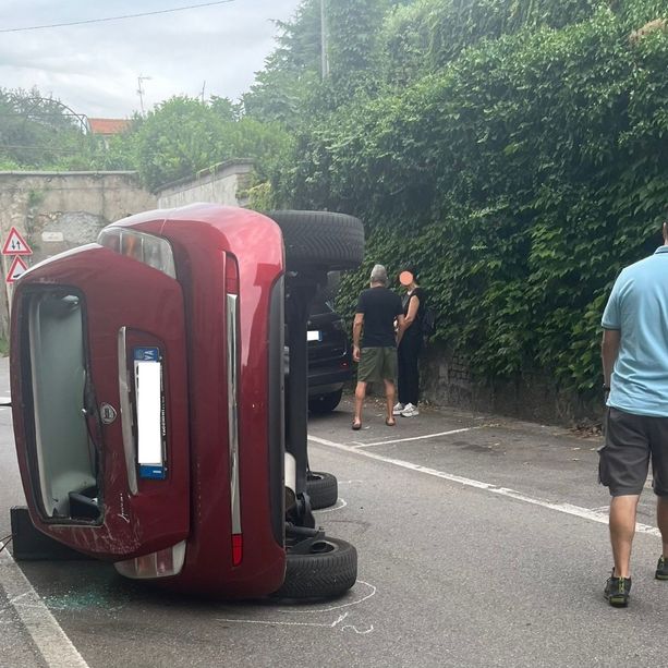 FOTO. Incidente con ribaltamento a Castellanza: grosso spavento per una 74enne