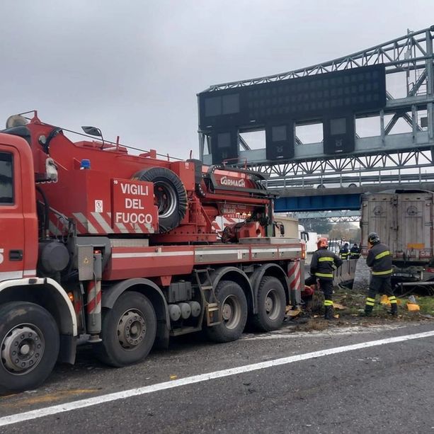 Drammatico schianto in A4: morto l'autista del tir finito contro un pilone. Otto chilometri di coda tra bivio A58 e Sesto San Giovanni