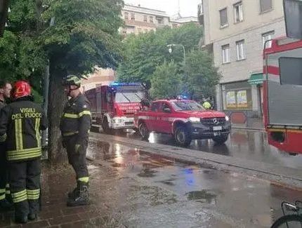 Fumo e scintille sul treno, passeggeri evacuati. Vigili del fuoco in azione alla stazione di Saronno
