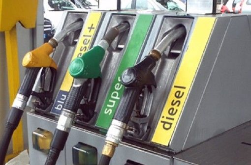 Il prezzo medio della benzina raggiunge il livello più basso dall’inizio di quest’anno