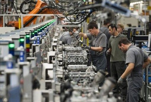 Flessione del 2,5% della produzione industriale secondo le stime dell’Istat