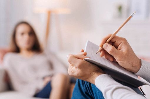 La psicoterapia accende i riflettori sulla dimensione politica e sociale