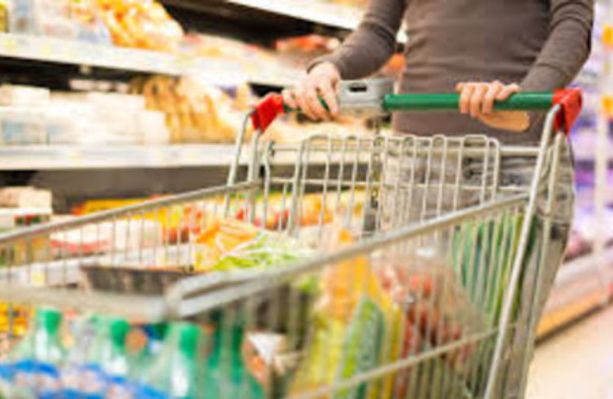 Alle famiglie italiane fare la spesa costa sempre di più, il carrello si riduce dello 0,5%