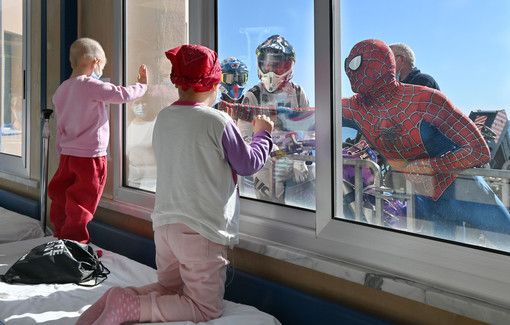 Supereroi in pediatria all’ospedale Garibaldi-Nesima di Catania per festeggiare il Carnevale