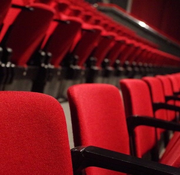 Finanziamenti per il cinema in aumento, ma gli incassi in sala diminuiscono