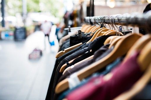 Calano le vendite al dettaglio e quelle dei beni alimentari secondo le stime dell’Istat