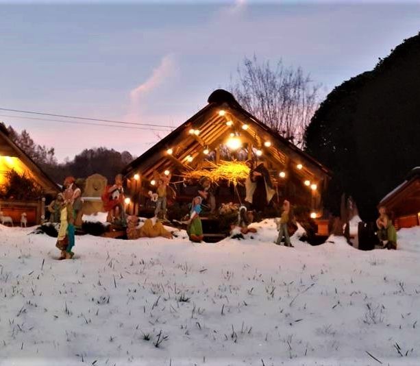Natale nel Biellese: Venerdì il via ai Presepi di Postua. Ultima occasione per visitare il Borgo di Babbo Natale a Candelo ed il Mercatino degli Angeli di Sordevolo