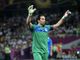 Gigi Buffon appende i guantoni al chiodo e dice addio al calcio giocato dopo 28 anni