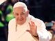 Il Papa firma la racchetta di padel che andrà all’asta per sostenere cinquecento famiglie povere