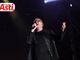 &quot;I venerdì di luglio quanta pioggia che cadrà&quot;: il concerto di Gigi D'Alessio infiamma Asti Musica, tra compleanni speciali e proposte di matrimonio [FOTO E VIDEO]