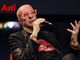 Un grande uomo, un grande giornalista, un fuoriclasse della battuta e della musica. Fai buon viaggio Massimo Cotto, con te una delle tue magliette strambe e gli occhiali rossi