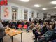 &quot;Non possiamo morire in un palazzo, i bambini giocano con il rischio che cadano calcinacci&quot;. La situazione delle case popolari al centro di un dibattito con il coordinamento Asti Est [FOTO E VIDEO]