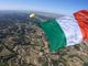 Asti come non l'hai mai vista: video dell'eccezionale lancio con enorme tricolore [VIDEO]