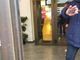 Cerca di entrare in banca con una bara, bloccato dagli addetti alla sicurezza