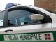 Travolge una bici e fugge: Municipale sulle tracce di un motociclista