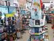Ruba uno zaino alla libreria Alberi d'acqua di Asti. Ripresa dalle telecamere [VIDEO]
