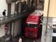 Non vede i cartelli di divieto di transito e si incastra sotto un balcone in centro a Canelli