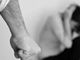 Picchia moglie e figlia e poi aggredisce gli agenti intervenuti per fermarlo: in manette un pregiudicato 55enne