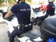 Inseguiti dalla polizia municipale, fuggono per le vie del centro in scooter e poi a piedi