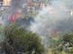 Incendio nei boschi di Molassana, riaperta a senso unico alternato via Mogadiscio (Foto e video)
