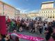“Anche se voi vi credete assolti siete lo stesso coinvolti”: in piazza De Ferrari si canta De André contro il sistema-Toti (VIDEO)