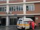 Si ribalta con l'auto in A12, trasportato al San Martino in codice rosso