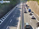 Caos autostrade, prende fuoco un furgone che trasporta cavalli sulla A12, traffico in tilt