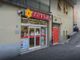 Incidente sul lavoro a Pra', insegna del Conad si stacca e colpisce una dipendente del supermercato