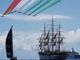 Lo spettacolo della partenza della Amerigo Vespucci e del volo delle Frecce Tricolori (Foto e Video)