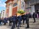 Un lungo applauso ha accompagnato l'ingresso in chiesa della bara di Vincenzo Spera (Foto e video)