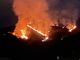 Notte di lavoro per i vigili del fuoco per l'incendio sul monte Fasce, continuano le operazioni di spegnimento (foto e video)