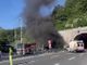 Pullman a fuoco sulla A12, ancora code verso Genova. Proseguono i lavori di ispezione della galleria