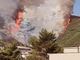 Fiamme nel bosco alle spalle di Sestri Ponente, sul posto elicottero e Canadair. Chiusa la strada per Scarpino, VVF: &quot;L'incendio si sta allargando&quot; (Foto e video)